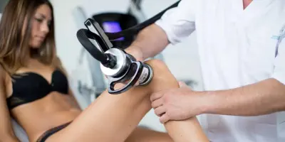 Fisioterapeuta en fisioterapia oceano aplicando Bomba Diamagnética en un paciente