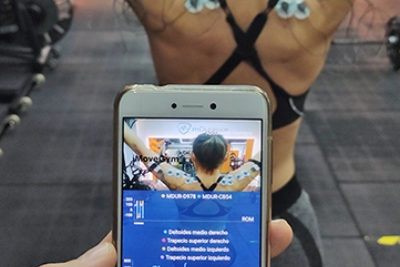 Paciente haciendo ejercicio de readaptacion haciendo uso de electromiografía muscular